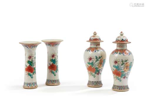 Chine, XIXe siècle<br />
Garniture en porcelaine famille ros...