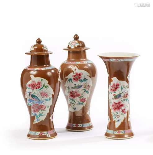 Chine, XVIIIe siècle<br />
Deux vases couverts et un vase co...