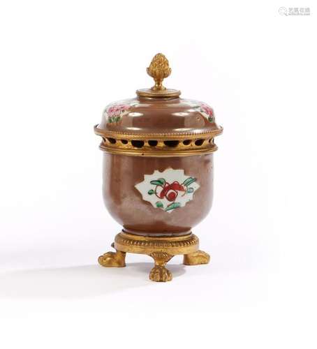 CHINE<br />
Petit pot couvert en porcelaine famille rose sur...