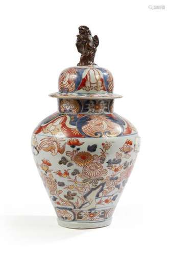 Japon, XVIIIe siècle<br />
Vase couvert et fontaine en porce...