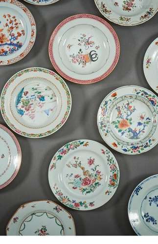 Chine, XVIIIe siècle<br />
Quatorze assiettes en porcelaine ...