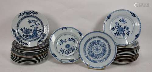 Chine, XVIIIe siècle<br />
Vingt-six assiettes en porcelaine...