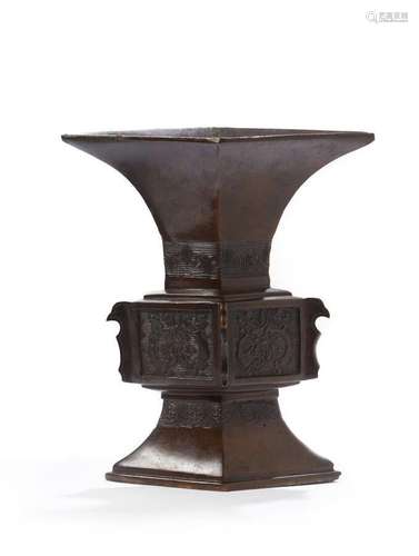 Chine, dynastie Ming, XVIIe siècle<br />
Vase Gu en bronze, ...