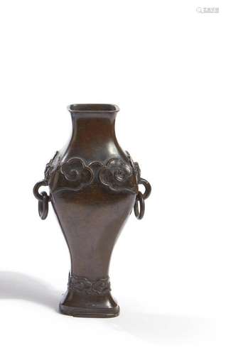 Chine, XVIIe siècle<br />
Vase en bronze, balustre carré, l'...