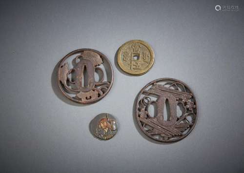 Japon, époque Meiji, XIXème siècle<br />
Deux tsuba en fer, ...