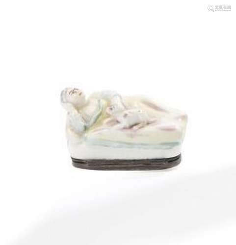 MENNECY<br />
Boîte en porcelaine en forme de jeune fille al...