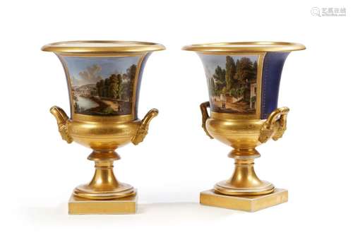 PARIS<br />
Paire de vases en porcelaine de forme Médicis su...