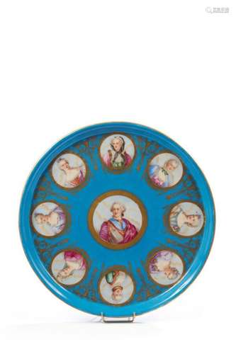 GENRE DE SEVRES<br />
Plateau circulaire en porcelaine à fon...