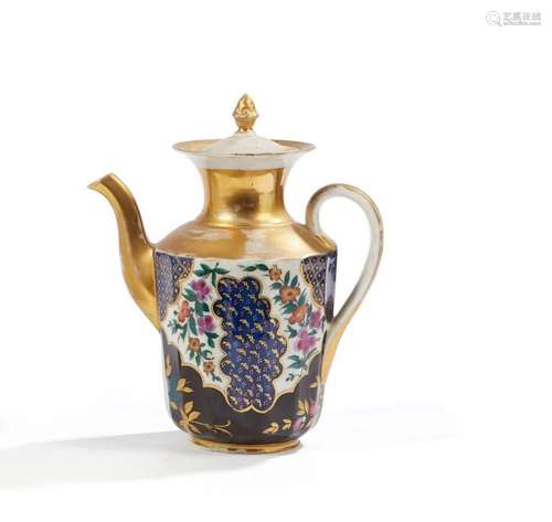 Russie<br />
Théière couverte en porcelaine de forme balustr...