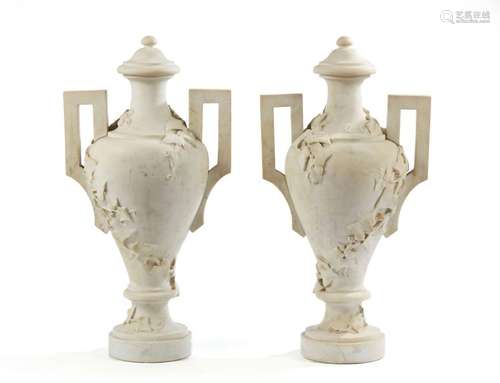 Paire de grands vases couverts à piédouche en marbre à décor...