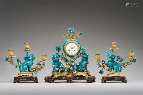 91. Garniture de cheminée en porcelaine bleu turquoise et br...