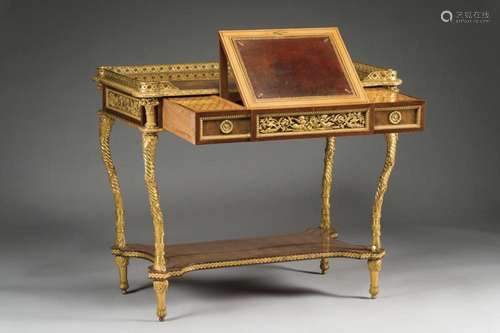 93. Rare table bureau de milieu formant coiffeuse,