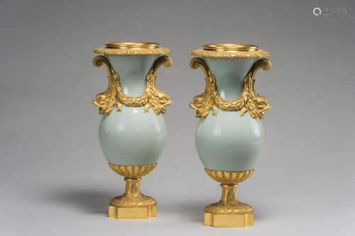 137. Paire de vases balustres en céramique émaillée céladon,