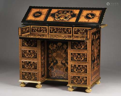 147. Bureau à dessus brisé et à caissons à décor marqueté en...