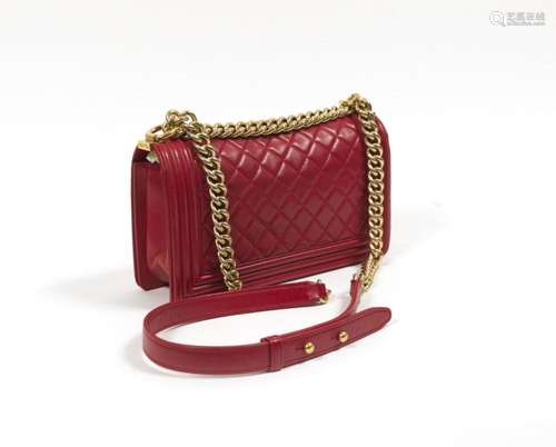 CHANEL - Sac Boy en agneau rouge framboise – Garniture en mé...