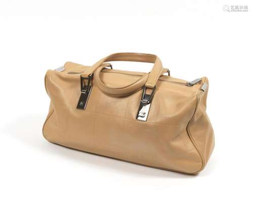 CHANEL - Sac à main de forme bowling en cuir beige – Deux po...