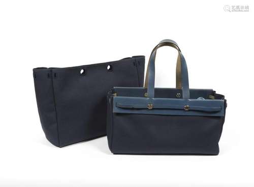 HERMES - Sac cabas Herbag en toile bleue marine et cuir bleu...