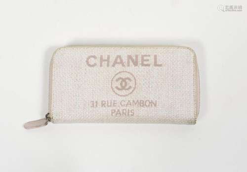 CHANEL -Porte-carte portefeuille en tissu rose poudre – Inté...