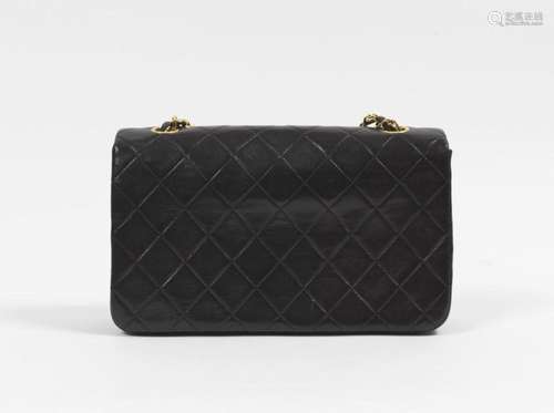 CHANEL - Sac porté épaule à rabats en agneau matelassé noir ...