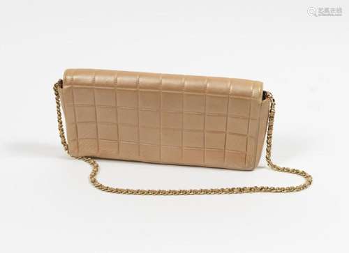 CHANEL -Pochette baguette en cuir matelassé métallisé beige ...