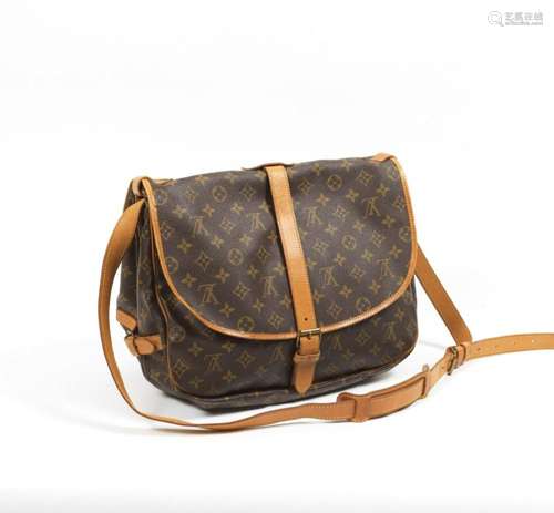 LOUIS VUITTON-– Sac porté épaule modèle Saumur - En toile mo...