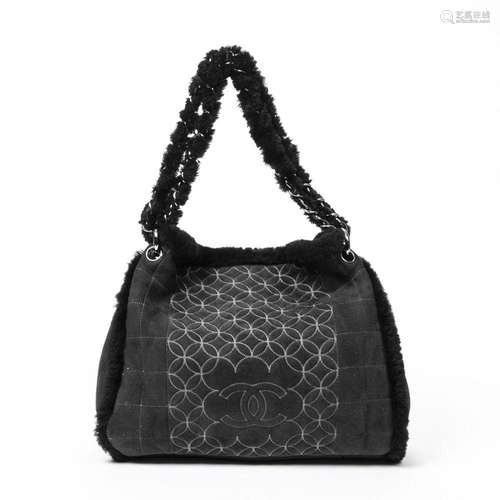 CHANEL - Sac porté main ou épaule en mouton retourné noir – ...