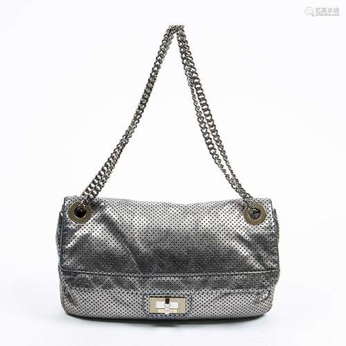 CHANEL -Sac à rabats en agneau métallisé gris perforé – Inté...