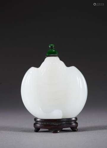 Chinese White jade 'bat' snuff bottle
