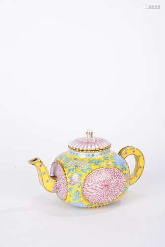 Chinese Qing Painted enamel chrysanthemum Teapot