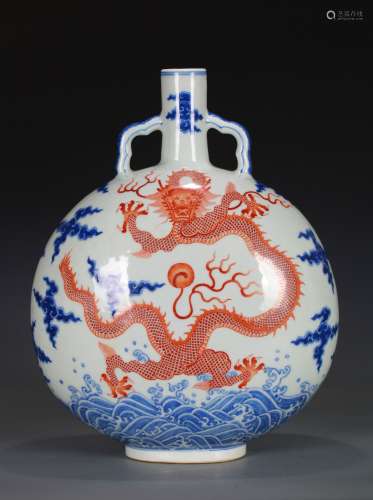 清 青花矾红龙纹抱月瓶