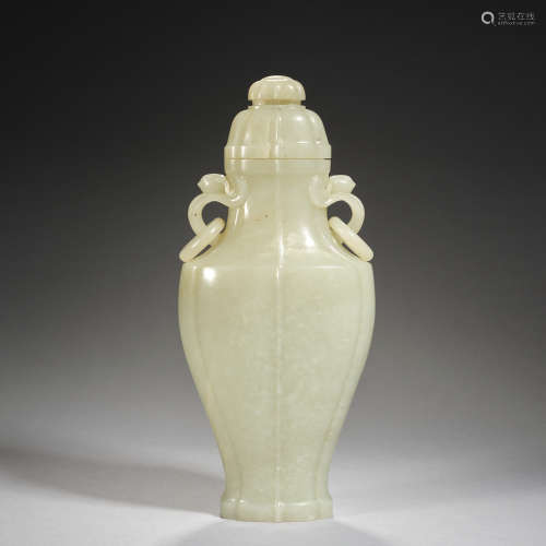 A jade vase with cover ,Qing dynasty