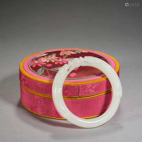 A white bracelet,Qing dynasty