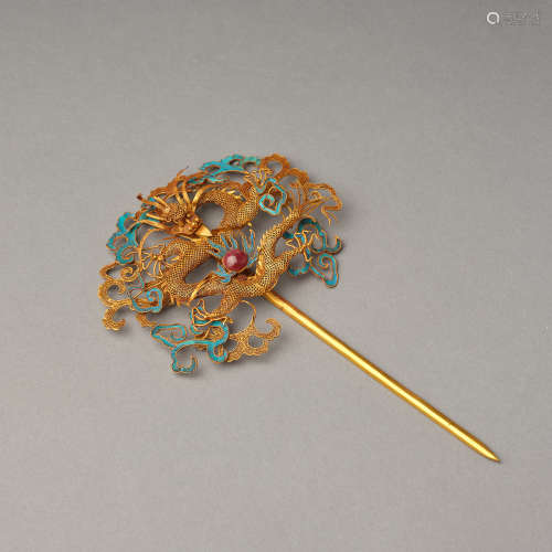 A rare gold openwork 'dragon' hairpin, Qing dynasty