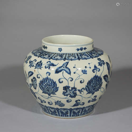 A large 'floral' jar, Ming dynasty,Xuande