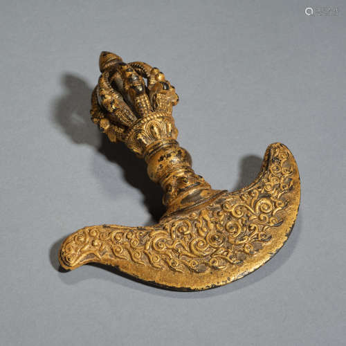 A gilt-copper alloy 'Vajra axe' with wooden base,Qing dynsty