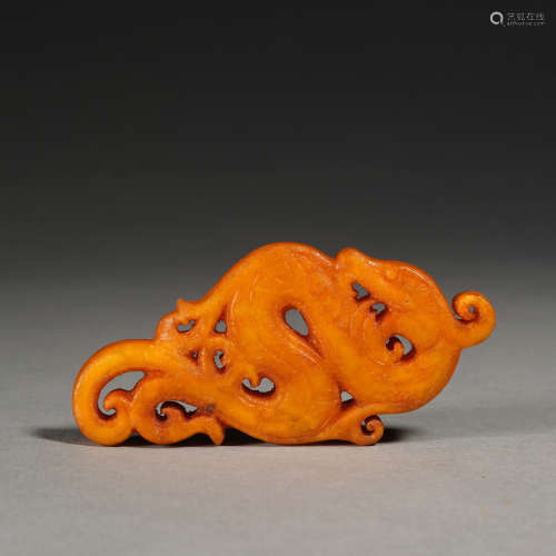 An amber 'dragon' carving Qing dynasty