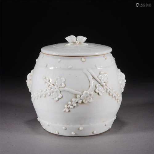 A CHINESE PLUM BLOOM PATTERN JAR WITH COVER