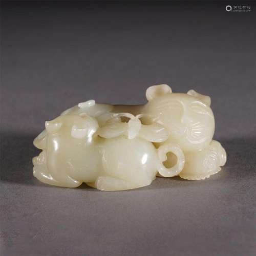 A CHINESE MOTHER-AND-SON BEASTS JADE PAPERWEIGHT