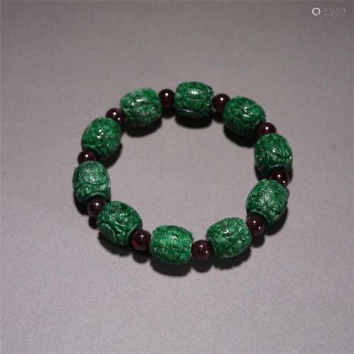 A STRING OF CHINESE JADEITE BEADS BRACELET