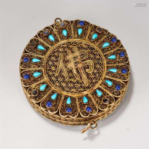 A CHINESE HARDSTONES INLAID GILT SILVER PENDANT