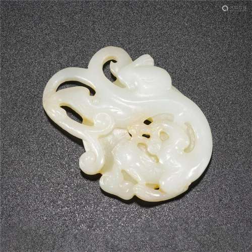 A CHINESE CARVED CHI-DRAGON JADE PENDANT