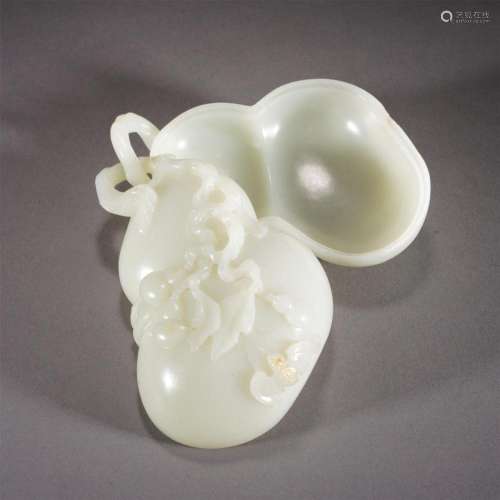A CHINESE JADE CARVED DOUBLE-GOURDS COVERED BOX
