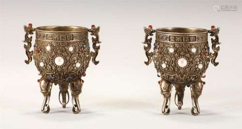 A PAIR OF CHINESE SILVER INLAID GEMSTONES CUPS