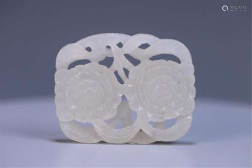 A CHINESE JADE CARVED FLOWERS ITEM