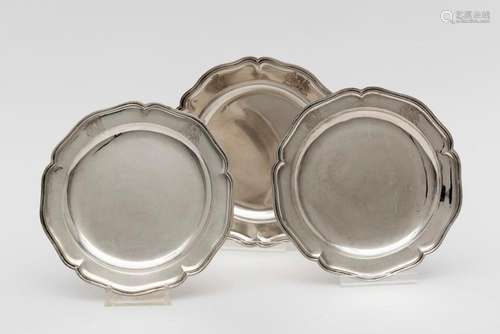 SÉRIE DE TROIS ASSIETTES En argent Zilveren set van drie bor...