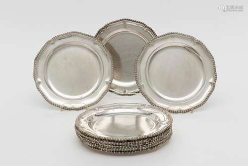 SUITE DE DOUZE ASSIETTES En argent Londres, 1715. Poinçons. ...