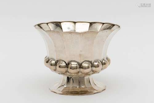 GRANDE COUPE En argent martelé Circa 1930. Schaal in gehamer...