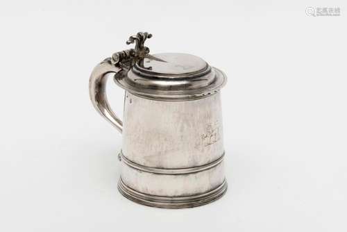 CHOPE COUVERTE DITE TANKARD En argent Angleterre, fin 17e et...