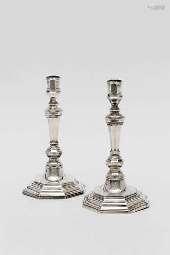 PAIRE DE FLAMBEAUX En argent Paris, 1728/1729. Set van zilve...