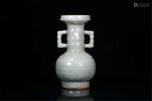 A CHINESE PORCELAIN DOUBLE EARRS VASE